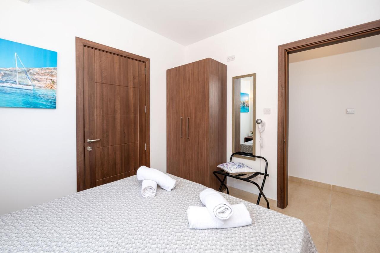Islet Promenade Seafront Apartment With Large Corner Terrace By Getawaysmalta St. Paul's Bay Exteriör bild