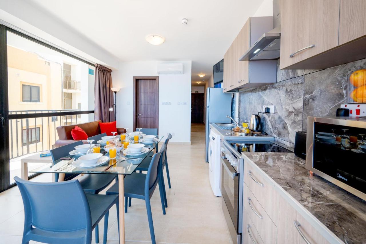 Islet Promenade Seafront Apartment With Large Corner Terrace By Getawaysmalta St. Paul's Bay Exteriör bild