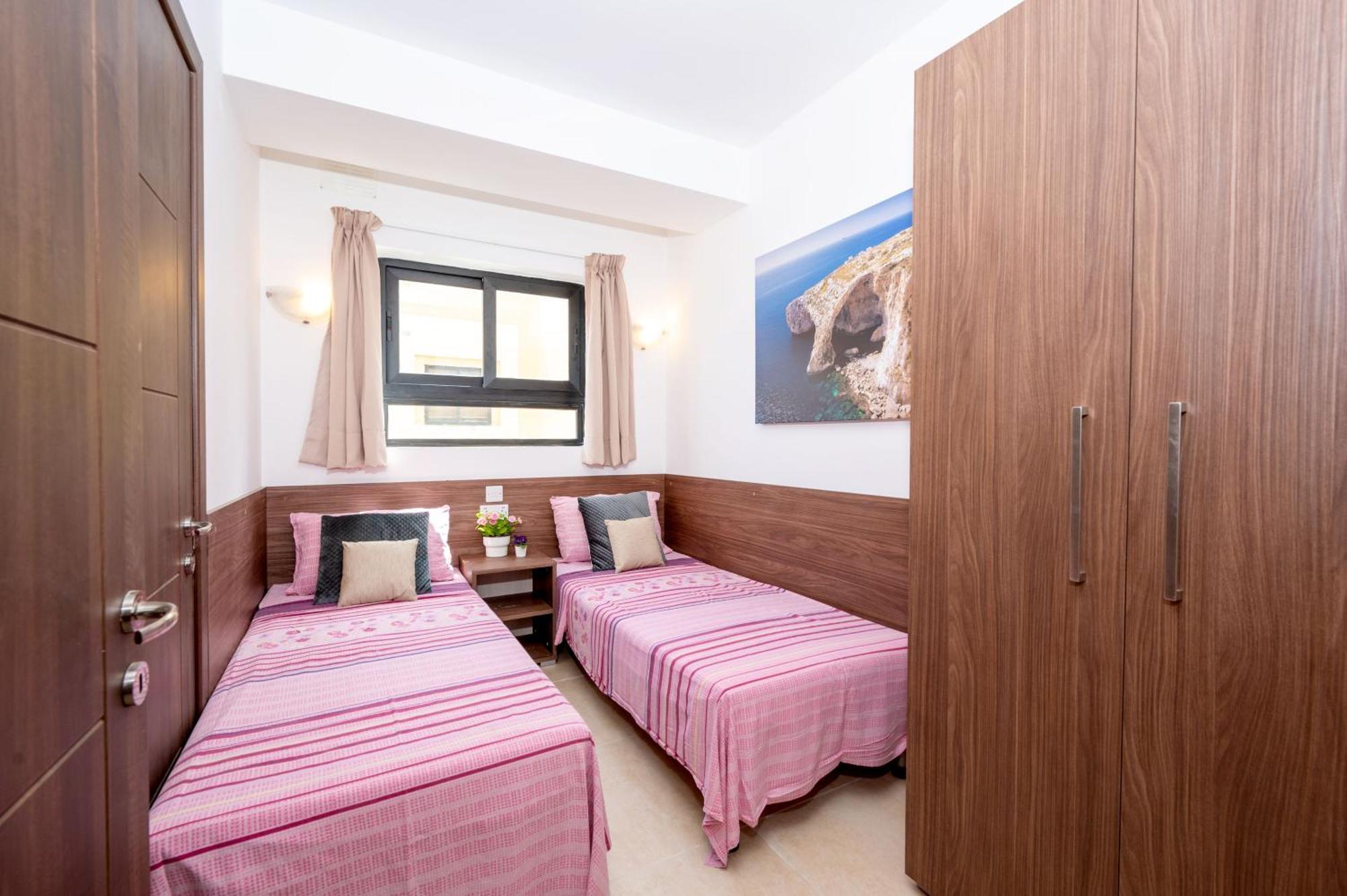 Islet Promenade Seafront Apartment With Large Corner Terrace By Getawaysmalta St. Paul's Bay Exteriör bild